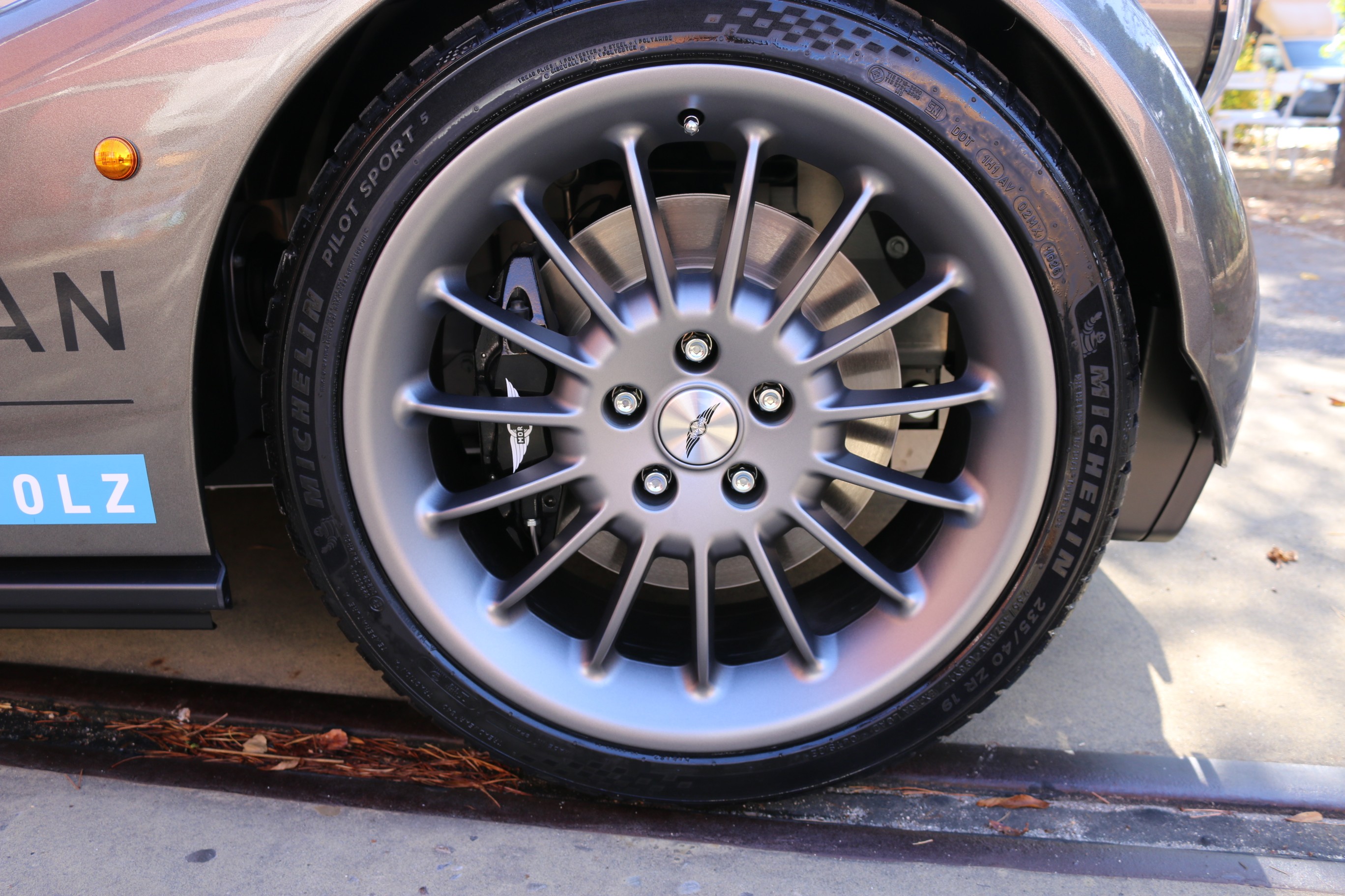 Multispoke 19" R&auml;der, Box-Wave Teppich, Diamantsteppung, Comfort-Plus Sitze, Sitzheizung, Armaturenbrett in Wagenfarbe matt, Walnussholz mit Alueinlagen, Konnektivit&auml;tspaket, Black-Pack, Car-Cover, Klappenauspuff schwarz, Nitronfahrwerk, Sperrdiff.&nbsp;