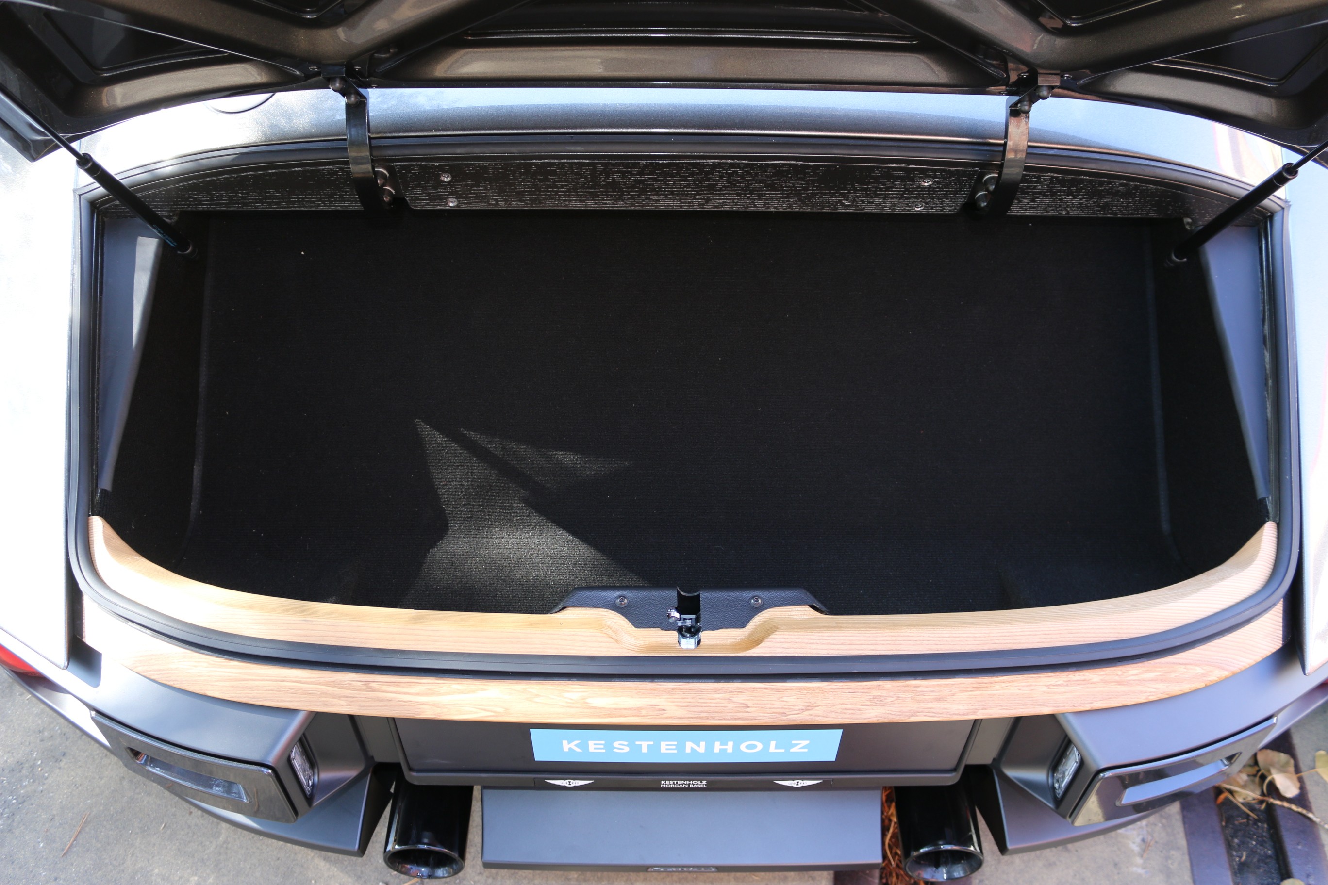 Multispoke 19" R&auml;der, Box-Wave Teppich, Diamantsteppung, Comfort-Plus Sitze, Sitzheizung, Armaturenbrett in Wagenfarbe matt, Walnussholz mit Alueinlagen, Konnektivit&auml;tspaket, Black-Pack, Car-Cover, Klappenauspuff schwarz, Nitronfahrwerk, Sperrdiff.&nbsp;