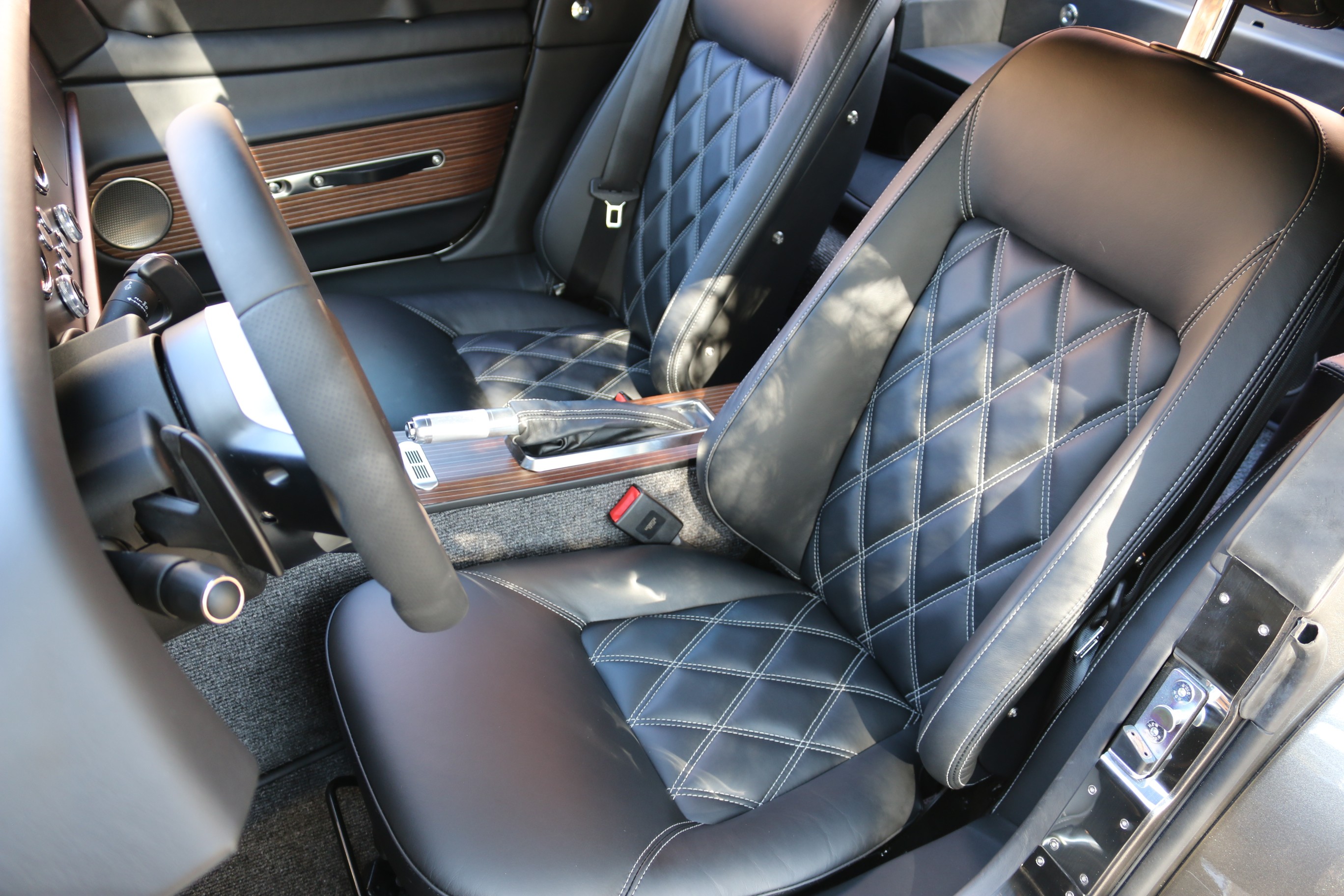 Multispoke 19" R&auml;der, Box-Wave Teppich, Diamantsteppung, Comfort-Plus Sitze, Sitzheizung, Armaturenbrett in Wagenfarbe matt, Walnussholz mit Alueinlagen, Konnektivit&auml;tspaket, Black-Pack, Car-Cover, Klappenauspuff schwarz, Nitronfahrwerk, Sperrdiff.&nbsp;